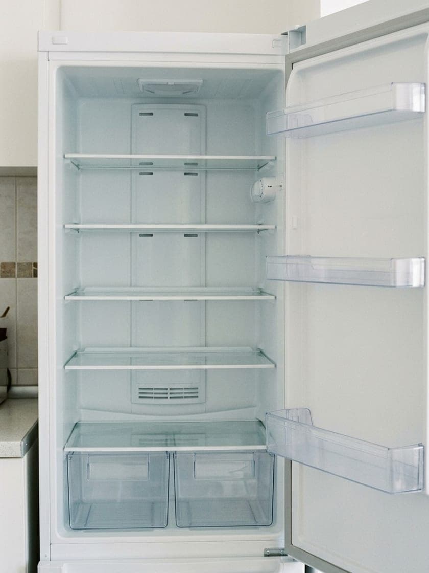 Le même réfrigérateur, clayettes transparentes et parois blanches